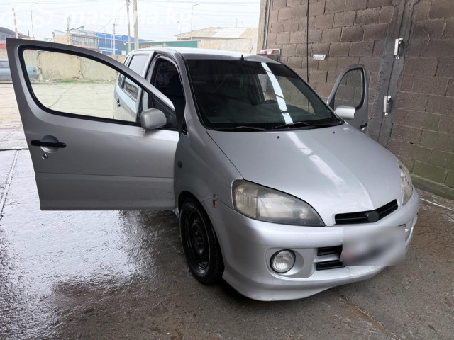 Daihatsu YRV