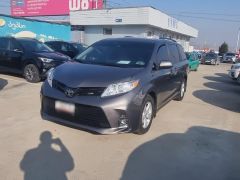 Photo of the vehicle Toyota Sienna