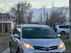 Photo of the vehicle Toyota Sienna