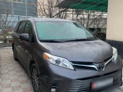 Photo of the vehicle Toyota Sienna