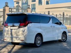 Photo of the vehicle Toyota Alphard