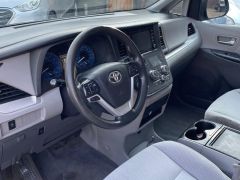 Photo of the vehicle Toyota Sienna