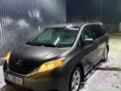 Photo of the vehicle Toyota Sienna