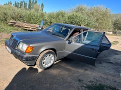 Сүрөт унаа Mercedes-Benz W124