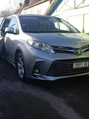 Photo of the vehicle Toyota Sienna