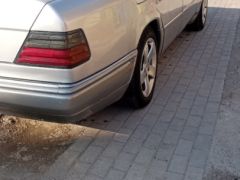 Сүрөт унаа Mercedes-Benz W124