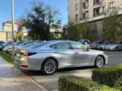 Photo of the vehicle Lexus ES