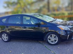 Photo of the vehicle Toyota Prius v (+)