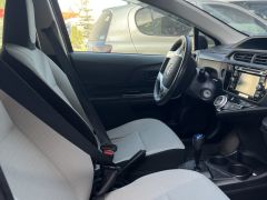 Сүрөт унаа Toyota Prius c