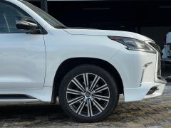 Photo of the vehicle Lexus LX