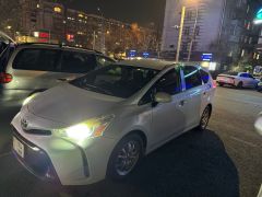 Photo of the vehicle Toyota Prius v (+)