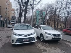 Photo of the vehicle Toyota Sienna