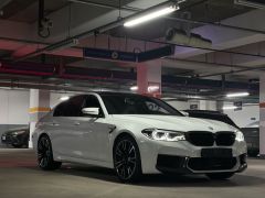 Photo of the vehicle BMW M5