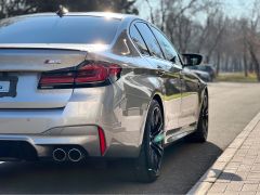 Photo of the vehicle BMW M5