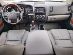 Photo of the vehicle Toyota Sequoia