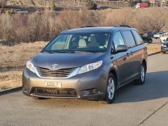 Photo of the vehicle Toyota Sienna