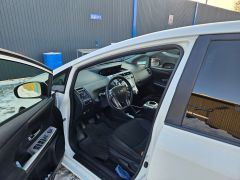 Photo of the vehicle Toyota Prius v (+)