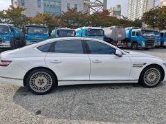 Photo of the vehicle Genesis G80