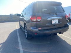 Photo of the vehicle Toyota Sequoia