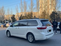 Photo of the vehicle Toyota Sienna