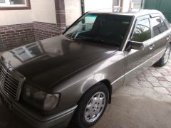 Сүрөт унаа Mercedes-Benz W124