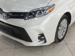 Photo of the vehicle Toyota Sienna