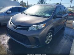 Photo of the vehicle Toyota Sienna