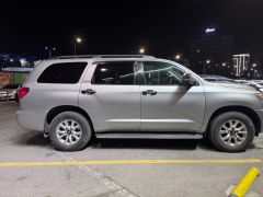 Photo of the vehicle Toyota Sequoia