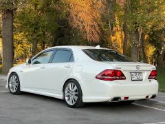 Photo of the vehicle Toyota Crown