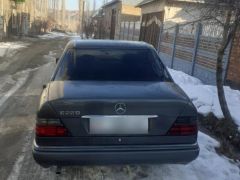 Сүрөт унаа Mercedes-Benz W124