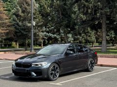 Photo of the vehicle BMW M5