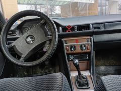 Сүрөт унаа Mercedes-Benz W124