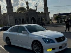 Photo of the vehicle Toyota Crown