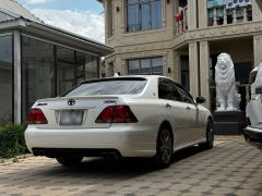 Photo of the vehicle Toyota Crown