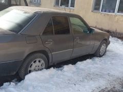 Сүрөт унаа Mercedes-Benz W124