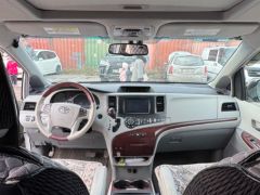 Photo of the vehicle Toyota Sienna