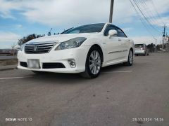 Photo of the vehicle Toyota Crown