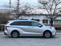 Photo of the vehicle Toyota Sienna