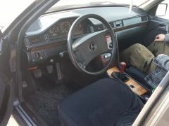 Сүрөт унаа Mercedes-Benz W124