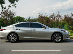 Photo of the vehicle Lexus ES