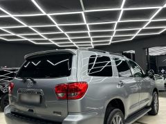 Photo of the vehicle Toyota Sequoia