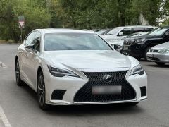 Photo of the vehicle Lexus LS