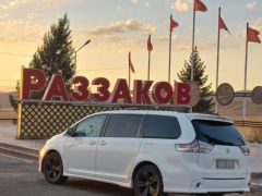 Фото авто Toyota Sienna