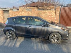 Сүрөт унаа Toyota Prius c