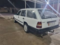 Сүрөт унаа Mercedes-Benz W124