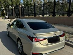 Photo of the vehicle Lexus ES