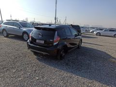 Сүрөт унаа Toyota Prius c