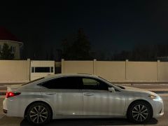 Photo of the vehicle Lexus ES