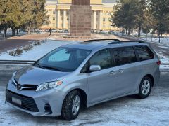 Фото авто Toyota Sienna