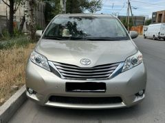 Photo of the vehicle Toyota Sienna